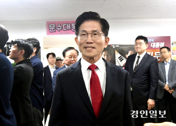국민의힘 김문수 대선 후보가 캠프 사무실에서 나와 기자회견장으로 이동하고 있다. 2025.5.8 /김우성기자 wskim@kyeongin.com
