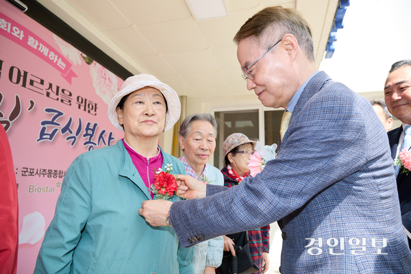 서울마주협회 조용학 회장과 임원들이 8일 군포시 주몽종합사회복지관에서 독거노인들에게 카네이션과 선물을 증정하고 있다. 2025.5.8 /서울마주협회 제공