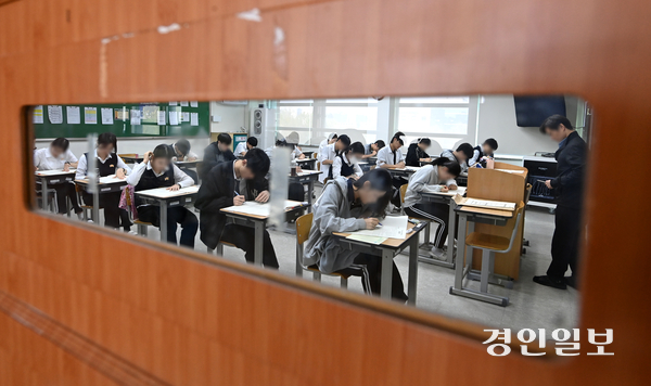 2025학년도 5월 고3 전국연합학력평가가 실시된 8일 오전 수원시 권선구 권선고등학교에서 3학년 학생들이 1교시 국어영역 시험을 치르고 있다. 2025.5.8 /최은성기자 ces7198@kyeongin.com