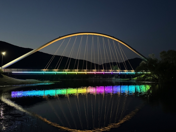 남양주시 조안면 북한강 변 산책 명소인 물의정원 뱃나들이교에 설치된 야관경관. 2025.5.8 /남양주시 제공