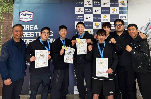 수원시청 직장운동경기부 레슬링팀. 왼쪽부터 박무학 감독, 김창수, 정한재, 김관욱, 윤민혁, 이동건, 김민석, 김대성 코치. /수원시청 레슬링팀 제공