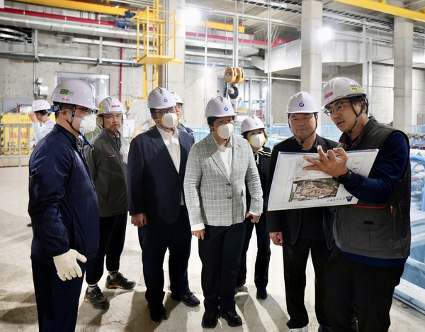 지난 7일 하남시의회가 위촉한 2024회계년도 결산검사 위원들이 ‘하남공공하수처리시설 증설사업’ 현장을 방문, 사업진행 과정 등을 점검하고 있다. 2025.5.8 /하남시의회 제공