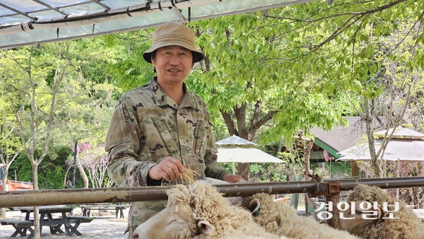 오어세 양평 양떼목장 대표는 양을 비롯한 각종 동물과 교감할 수 있는 장소를 꿈꾸다 11년 전 직접 땅을 매입하고 목초지를 가꿔 관광지로 발돋움시켰다. 2025.5.8 양평/장태복기자 jkb@kyeongin.com