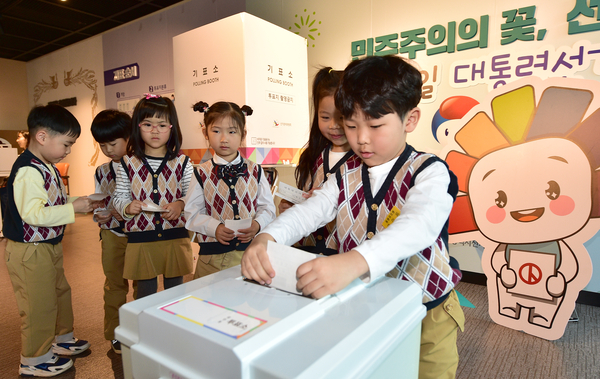 제21대 대통령선거를 26일 앞둔 8일 오전 인천시 미추홀구 인천시선거관리위원회 선거체험관에서 유치원생들이 투표 체험을 하고 있다. 2025.5.8 /조재현기자 jhc@kyeongin.com