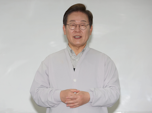 더불어민주당 이재명 대선 후보가 7일 전북 익산시 대한노인회 익산시지회에서 열린 노인회 간담회에서 인사말을 하고 있다. 2025.5.7 /연합뉴스