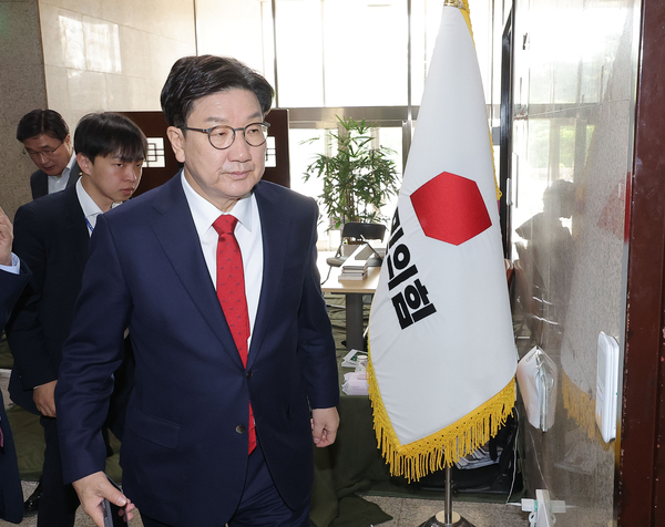 국민의힘 권성동 원내대표가 김문수 당 대선 후보의 긴급 기자회견을 앞둔 8일 서울 여의도 국회 원내대표실로 들어서고 있다. 2025.5.8 /연합뉴스