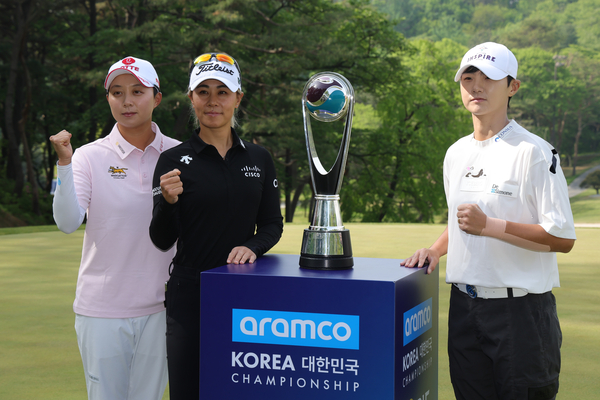 8일 오전 고양시 뉴코리아 컨트리클럽에서 열린 2025 레이디스 유러피언투어(LET) 아람코 챔피언십 포토콜에서 김효주(왼쪽부터)와 대니엘 강, 박성현이 트로피를 앞에 두고 포즈를 취하고 있다. 2025.5.8 /연합뉴스