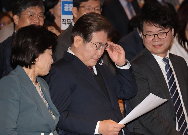 더불어민주당 이재명 대선 후보가 8일 서울 여의도 중소기업중앙회에서 열린 ‘진짜 대한민국 선거대책위원회’ 직능본부 민생정책 협약식에 참석해 자료집을 살피고 있다. 2025.5.8 /연합뉴스