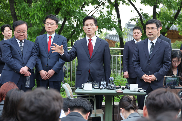 국민의힘 김문수 대선후보가 8일 서울 국회 사랑재에 위치한 커피숍에서 회동을 마친 후 백프리핑하고 있다. 2025.5.8 /공동취재
