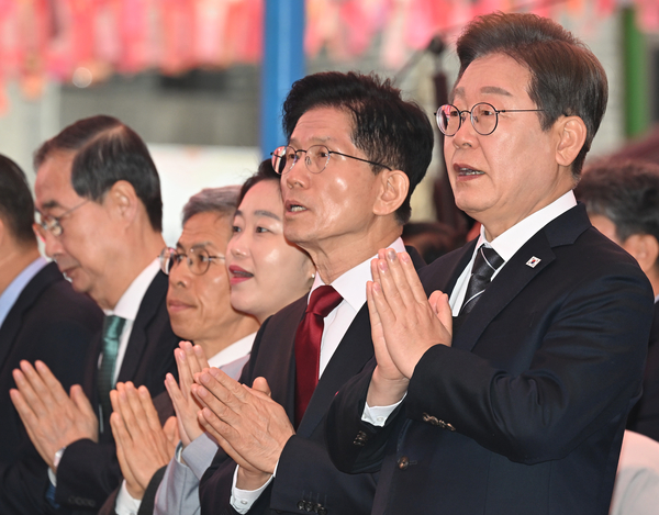 5일 서울 종로구 조계사에서 열린 불기 2569년 부처님오신날 봉축법요식에 대선 후보들이 참석해 합장하고 있다. 오른쪽부터 더불어민주당 이재명 대선 후보, 국민의힘 김문수 후보, 무소속 한덕수 대선 예비후보. 2025.5.5 /연합뉴스