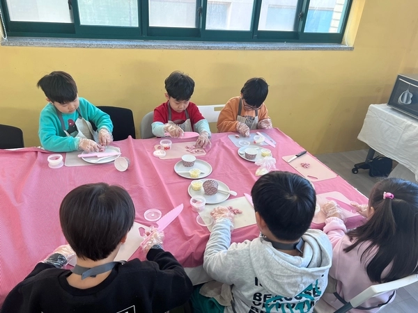 고양시가 도서관을 중심으로 책과 놀이·체험을 접목해 ‘함께하는 독서 문화’를 다채롭게 추진한다. 사진은 화전작은도서관. 2025.5.9 /고양시 제공