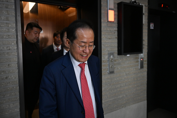 서울 여의도 국민의힘 당사에서 열린 제21대 대통령 후보자 국민의힘 3차 경선 진출자 발표 행사에서 경선에 탈락 후 정계은퇴 의사를 밝힌 홍준표 후보가 당사를 나서고 있다. 2025.4.29 /연합뉴스