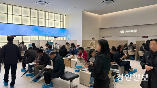 동탄 포레파크 자연앤 푸르지오 견본주택 내부. 청약 관련 상담을 받으려는 이들이 대기하고 있다. 2025.5.9 /윤혜경기자 hyegyung@kyeongin.com