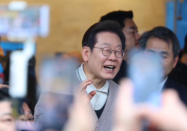 골목골목 경청투어를 진행 중인 더불어민주당 이재명 대선 후보가 9일 경북 칠곡군 석적읍의 한 상가 앞에서 주민들을 상대로 즉흥연설을 하고 있다. 2025.5.9 /연합뉴스