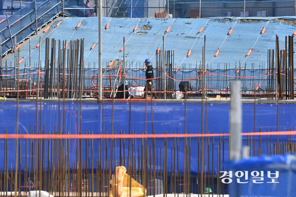 사진은 한 건설현장에서 노동자들이 작업을 하는 모습으로 기사내용과 직접 관련이 없음. 2025.3.30 /최은성기자 ces7198@kyeongin.com