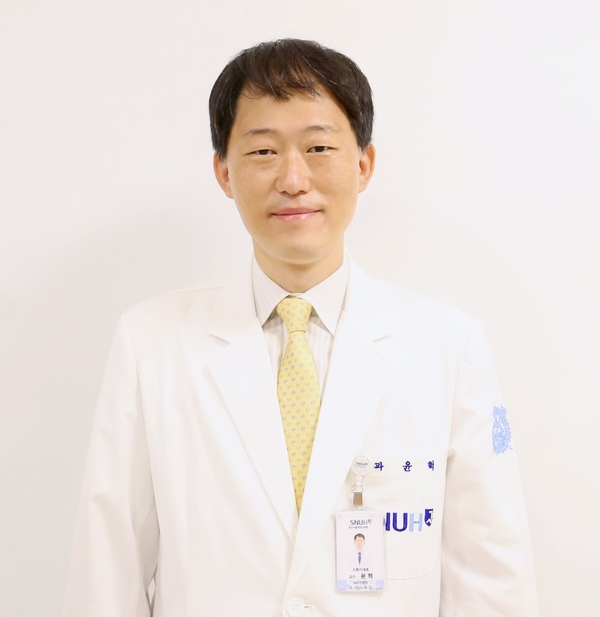 ‘크론병 궤양성 대장염 바르게 이해하기’를 출간한 분당서울대병원 소화기내과 윤혁 교수. /분당서울대병원 제공