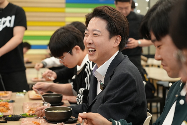 개혁신당 이준석 대선 후보가 9일 오전 서울 성균관대 캠퍼스를 찾아 학생들과 구내식당에서 식사를 하고 있다. 2025.5.9 /개혁신당 선대위 제공