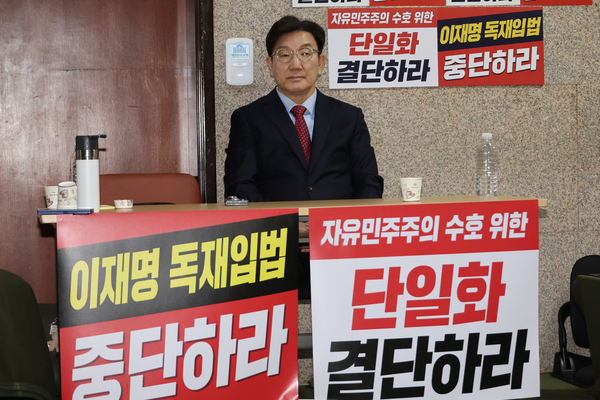 국민의힘 권성동 원내대표가 9일 서울 여의도 국회에서 조속한 단일화를 촉구하는 단식을 사흘째 이어가고 있다. 2025.5.9 /연합뉴스
