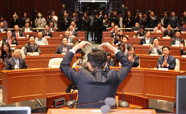국민의힘 김문수 대선 후보가 9일 서울 여의도 국회에서 열린 의원총회에 참석해 인사말을 하던 중 머리 위로 하트를 만들어 보이고 있다. 2025.5.9 /연합뉴스