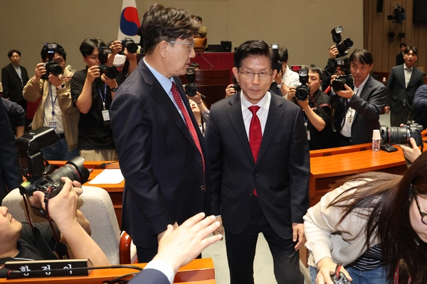 국민의힘 김문수 대선 후보가 9일 서울 여의도 국회에서 열린 의원총회에서 권영세 비상대책위원장이 단일화를 압박하는 발언 뒤 퇴장하자 바로 이어서 의총장을 나가고 있다. 2025.5.9 /연합뉴스