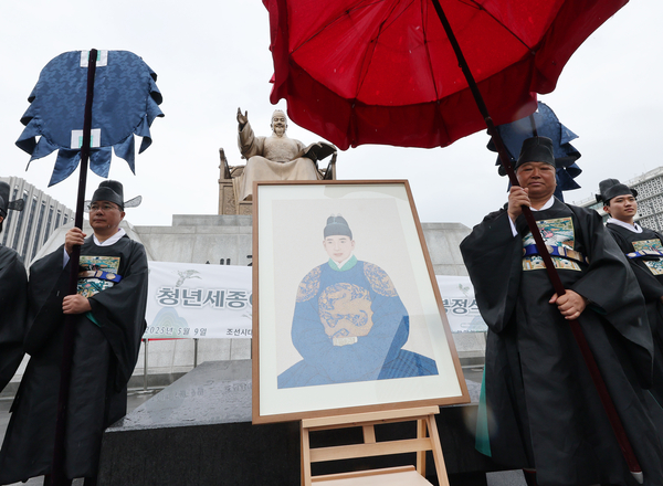 9일 서울 광화문광장에서 세종국가경영연구원, 세종영릉봉향회 등 주최로 ‘청년 세종어진(御眞·왕의 초상화) 봉정식’이 열리고 있다, 이 초상화는 1년간의 준비 과정을 거쳐  젊은 시절 세종대왕의 모습을 되살린 시도로 박철종 작가가 참여했다고 세종국가경영연구원은 밝혔다. 2025.5.9 /연합뉴스