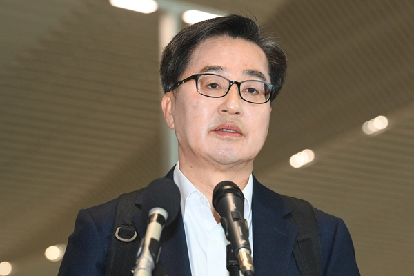 김동연 경기도지사가 9일 오전 인천국제공항 제2터미널에서 제21대 대통령선거 출마 선언을 하고 있다. 김 지사는 이날 출마 선언에서 “모두의 나라, 내 삶의 선진국을 만들겠다”는 포부를 밝혔다. 2025.4.9 /최은성기자 ces7198@kyeongin.com