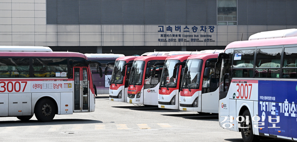 정기 상여금이 통상임금에 포함된다는 판결에 버스 업계는 인건비 부담을 토로하고 있다. /경인일보DB