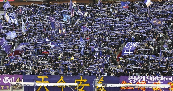 지난 2월 22일 오후 서울월드컵경기장에서 열린 ‘하나은행 K리그1’ 2라운드 FC서울과 FC안양의 경기에서 FC안양 팬들이 열띤 응원을 펼치고 있다. 2025.2.22 /이지훈기자 jhlee@kyeongin.com