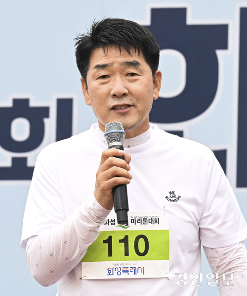 10일 오전 화성종합경기타운에서 열린 제26회 화성효마라톤대회 개회식에서 배정수 화성특례시의회 의장이 인사말을 하고 있다. 2025.5.10 /취재반