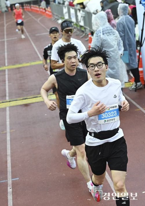 10일 오전 화성시종합경기타운 일원에서 열린 제26회 화성효마라톤대회에서 달림이들이 골인 지점을 통과하고 있다. 2025.5.10 /이지훈기자 jhlee@kyeongin.com