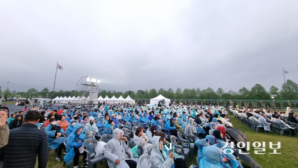유채꽃 축제 개막식에 참석한 시민들. 이날 마이진 팬들이 모여 예능인들의 공연을 함께 즐겼다. 2025.5.10 구리/권순정기자 sj@kyeongin.com
