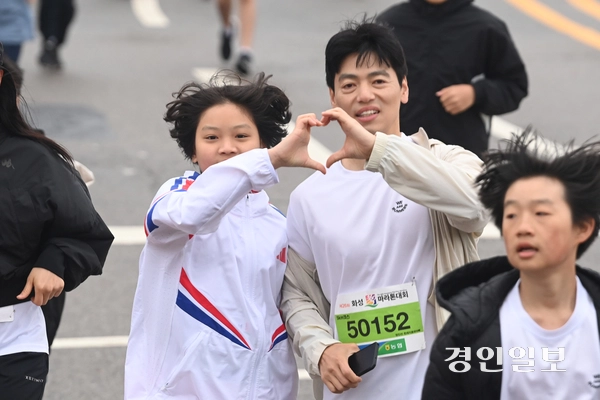 10일 오전 화성시종합경기타운에서 제26회 화성효마라톤대회가 진행되고 있다. 2025.5.10 /최은성기자 ces7198@kyeongin.com