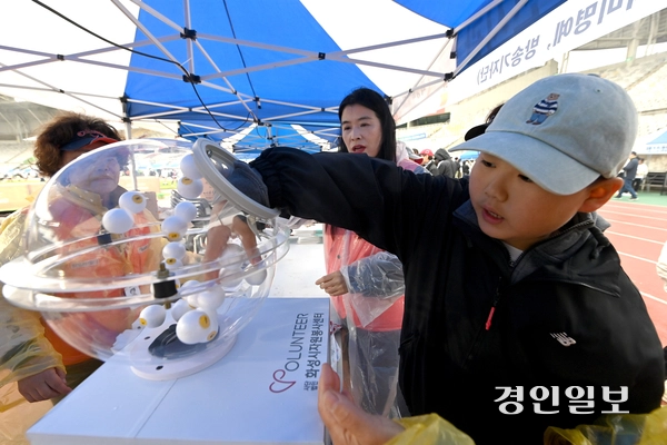 10일 오전 화성시종합경기타운에서 제26회 화성효마라톤대회가 진행되고 있다. 2025.5.10 /최은성기자 ces7198@kyeongin.com