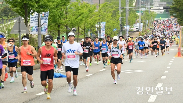 10일 오전 화성시종합경기타운에서 제26회 화성효마라톤대회가 진행되고 있다. 2025.5.10 /최은성기자 ces7198@kyeongin.com