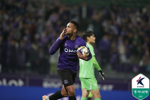 FC안양 모따가 10일 안양종합운동장에서 열린 하나은행 K리그1 2025 13라운드 대구와 홈 경기서 골을 터트린후 세리머니를 하고 있다. 2025.5.10 /한국프로축구연맹 제공