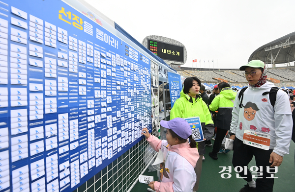 10일 오전 화성시종합경기타운에서 제26회 화성효마라톤대회가 진행되고 있다. 2025.5.10 /최은성기자 ces7198@kyeongin.com