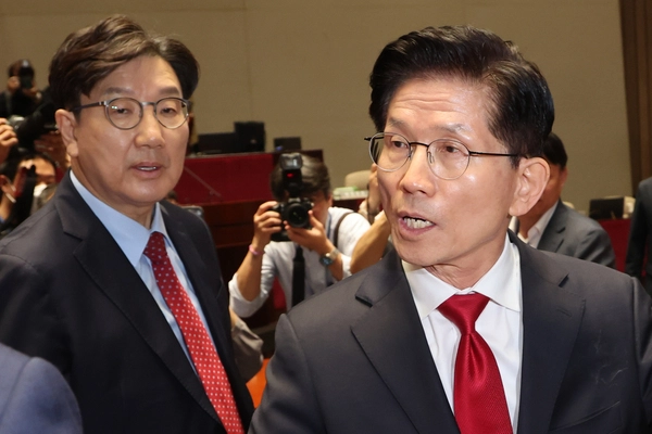 국민의힘 김문수 대선 후보가 9일 국회에서 열린 의원총회에서 권영세 비상대책위원장이 단일화를 압박하는 발언 뒤 곧바로 퇴장해버리자 이에 항의하며 의총장을 나가고 있다. 2025.5.9 /연합뉴스