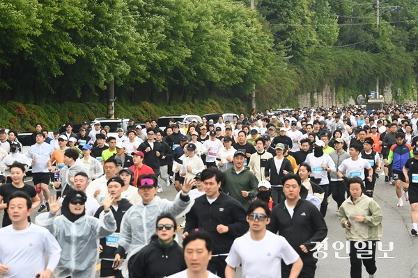 10일 오전 화성시종합경기타운에서 제26회 화성효마라톤대회가 진행되고 있다. 2025.5.10 /최은성기자 ces7198@kyeongin.com