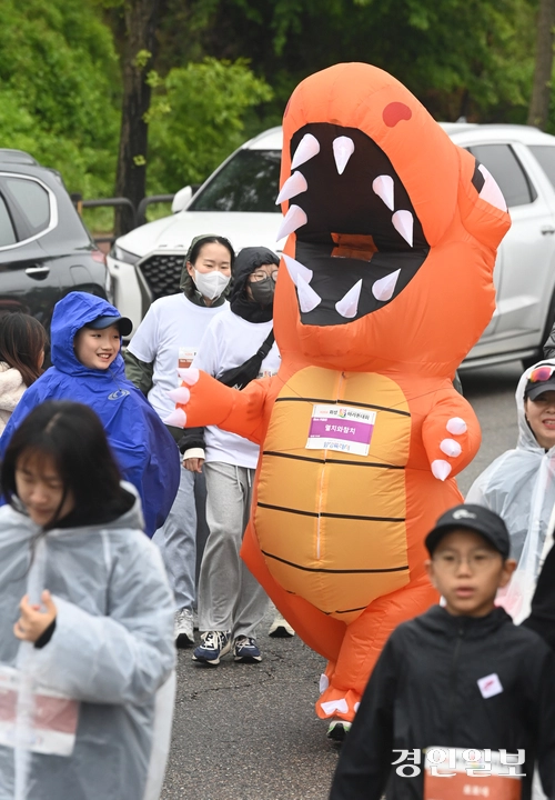 10일 오전 화성시종합경기타운에서 제26회 화성효마라톤대회가 진행되고 있다. 2025.5.10 /최은성기자 ces7198@kyeongin.com