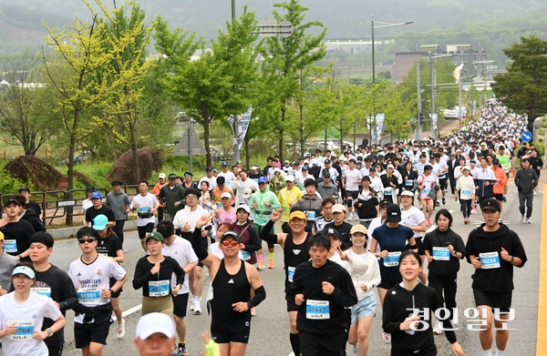 10일 오전 화성시종합경기타운에서 제26회 화성효마라톤대회가 진행되고 있다. 2025.5.10 /최은성기자 ces7198@kyeongin.com