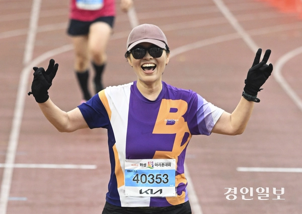 10일 오전 화성시종합경기타운 일원에서 열린 제26회 화성효마라톤대회에서 달림이들이 골인 지점을 통과하고 있다. 2025.5.10 /이지훈기자 jhlee@kyeongin.com