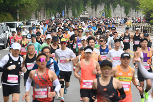 [제26회 화성孝마라톤대회] 1만여 시민 런… 궂은 날씨에도 화창한 웃음