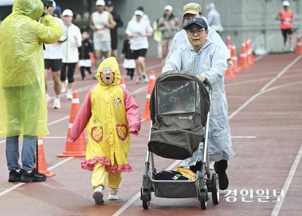 10일 오전 화성시종합경기타운 일원에서 열린 제26회 화성효마라톤대회에서 달림이들이 골인 지점을 통과하고 있다. 2025.5.10 /이지훈기자 jhlee@kyeongin.com