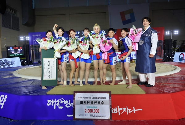 10일 대전 국립한밭대학교 체육관에서 열린 위더스제약 2025 민속씨름 유성온천장사씨름대회 여자부 단체전에서 우승한 안산시청 선수들과 김기백 감독(오른쪽)이 황소트로피와 인증서를 들고 기념 촬영을 하고 있다. /대한씨름협회 제공