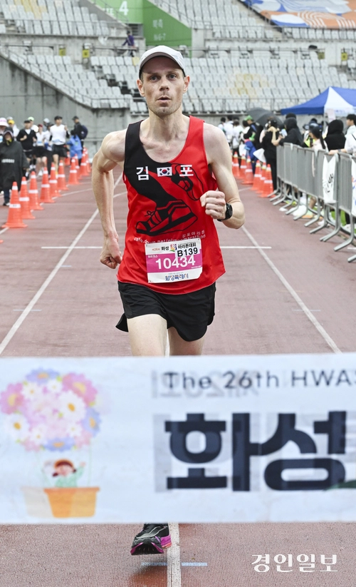 10일 오전 화성시종합경기타운 일원에서 열린 제26회 화성효마라톤대회에서 달림이들이 골인 지점을 통과하고 있다. 2025.5.10 /이지훈기자 jhlee@kyeongin.com
