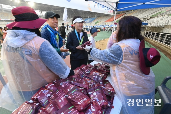 10일 오전 화성시종합경기타운에서 제26회 화성효마라톤대회가 진행되고 있다. 2025.5.10 /최은성기자 ces7198@kyeongin.com