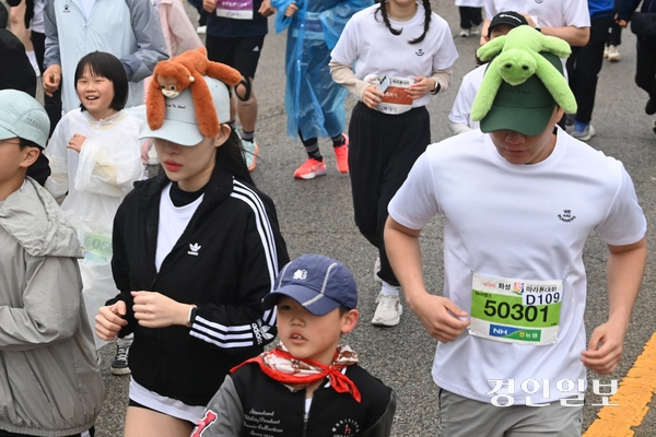 10일 오전 화성시종합경기타운에서 제26회 화성효마라톤대회가 진행되고 있다. 2025.5.10 /최은성기자 ces7198@kyeongin.com