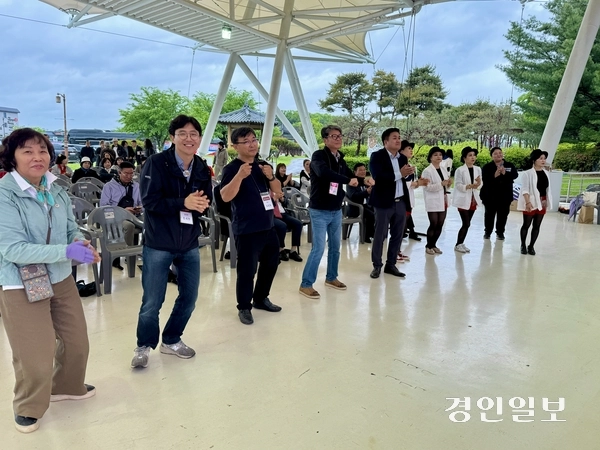 지난 9일 제37회 여주도자기축제 ‘가남읍민의 날’ 행사에서 두 지역 주민과 내빈들이 어울려 공연에 맞춰 일어나 박수치고 함께 춤을 추고 있다. 2025.5.9 여주/양동민기자 coa007@kyeongin.com