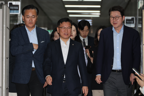 국민의힘 이양수 사무총장이 9일 서울 여의도 국회에서 재개된 국민의힘 김문수 대선 후보와 무소속 한덕수 대선 예비 후보 간의 단일화 협상에 참석하고 있다. 2025.5.9 /연합뉴스