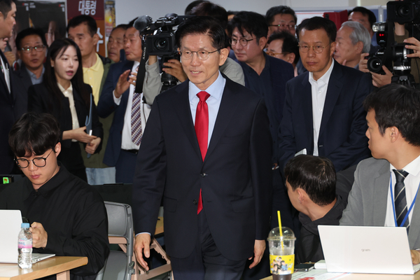 국민의힘 김문수 대선 후보가 10일 서울 여의도 캠프 사무실에서 사상 초유의 대선 후보 교체 강행에 대한 입장을 밝히기 위해 긴급 기자회견에 나서고 있다. 2025.5.10 /연합뉴스